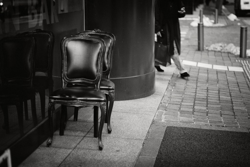 街角に置かれた椅子