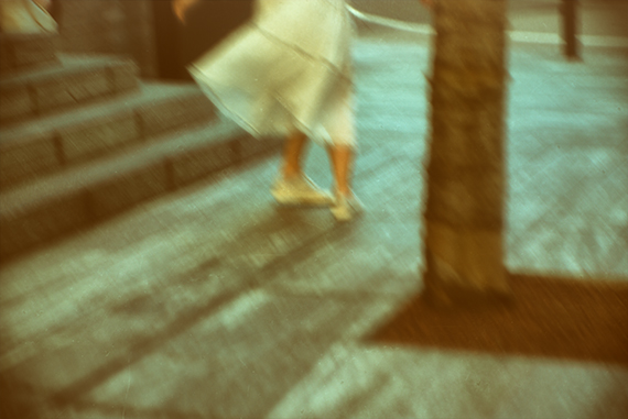 渋谷　踊るように歩く女性