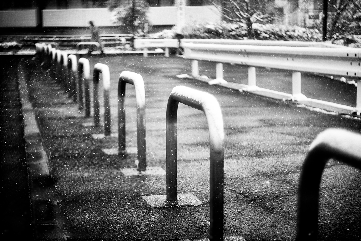 雪の朝　急ぐ人