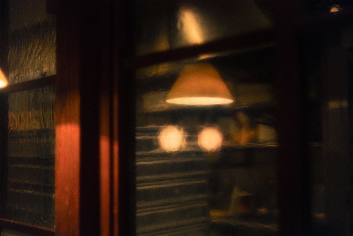 ガラス越しに見たパン屋の厨房